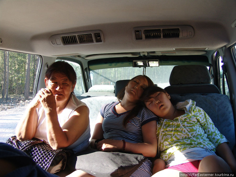 Пассажиры спят рано утром в машине Нерюнгри, Россия