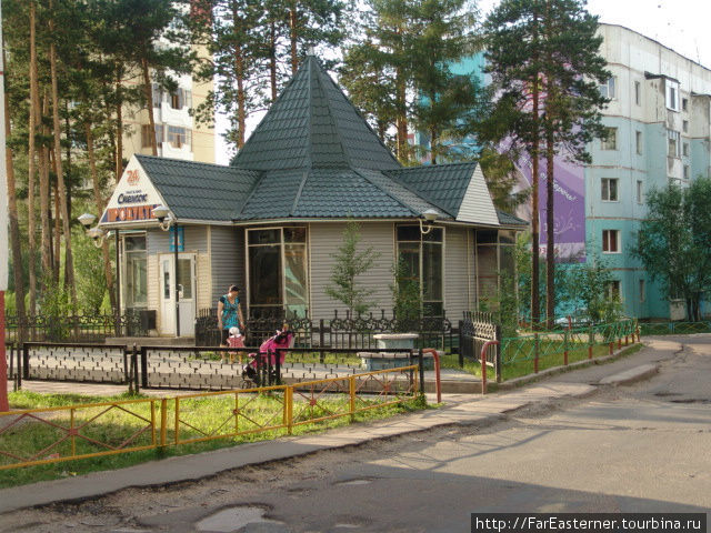 Продовольственный магазин во дворе жилого квартала Нерюнгри, Россия