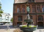 За ратушей — прекрасный фонтан. Правда, в отличие от фонтанов в Цюрихе пить из него воду нельзя