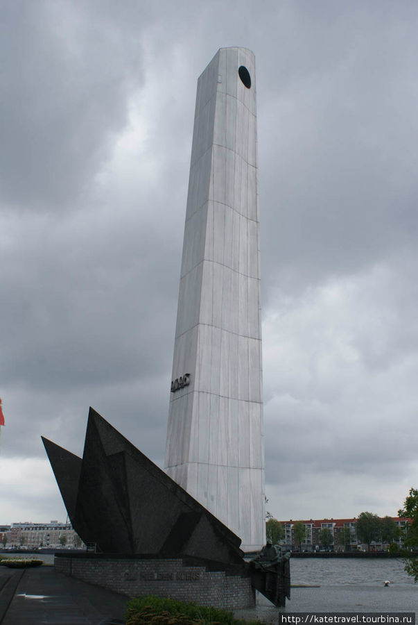 Стелла в честь воинов, павших во Второй мировой войне Роттердам, Нидерланды
