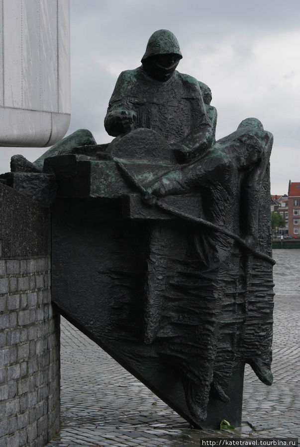 Стелла в честь воинов, павших во Второй мировой войне Роттердам, Нидерланды