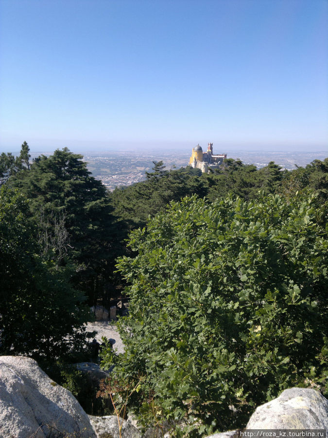 дворец Пена с самой высокой точки парка Синтра, Португалия