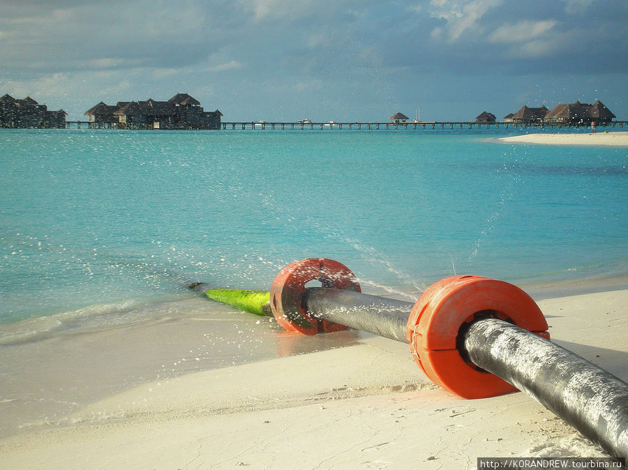 Мальдивцы постоянно поддерживают береговую линию своих атоллов, намывая песок и днем и ночью Мале, Мальдивские острова