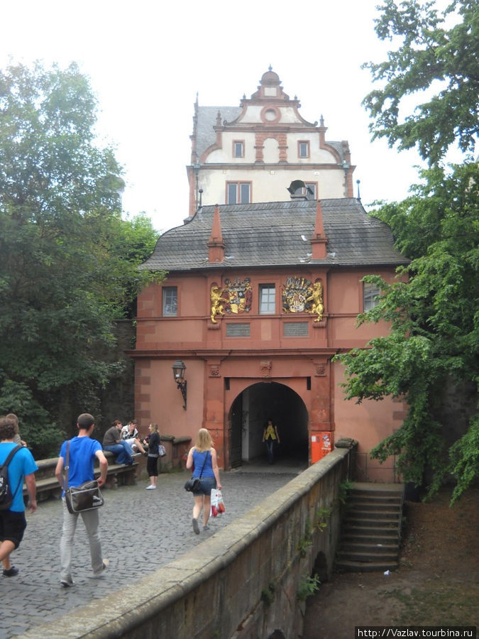 Ворота делают комплекс больше похожим на замок Дармштадт, Германия