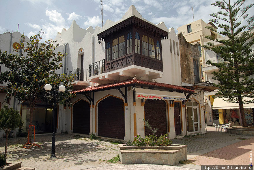 Современная архитектура с арабскими нотками. Родос, остров Родос, Греция