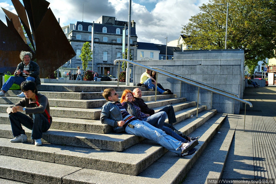 Площадь Эйр-сквер. Так проводят время настоящие характерные ирландцы. :)) Голуэй, Ирландия