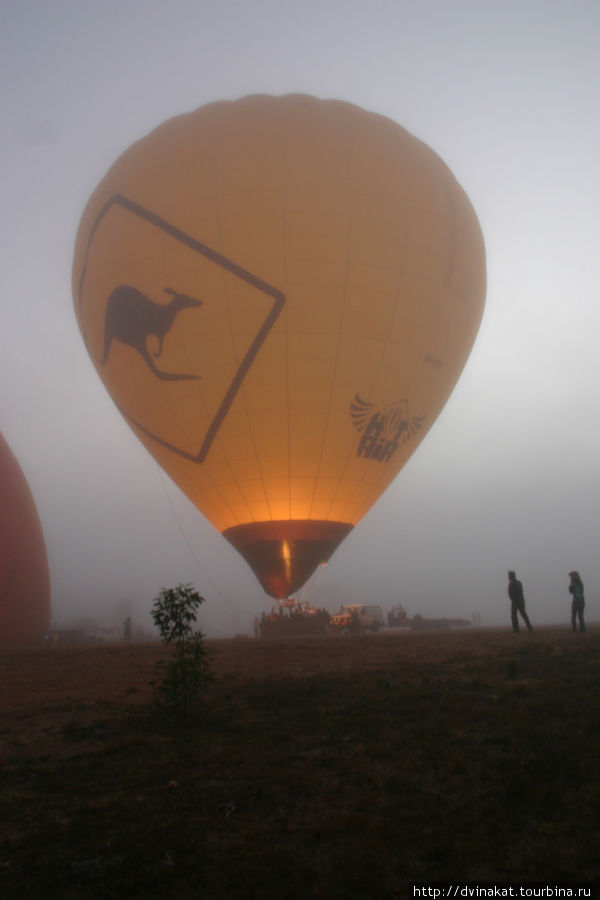 Чтобы попасть на этот воздушный шар, нужно было встать около 6-7 утра, пока еще не встало солнце (это сентябрь 2005) и в тумане пробираться к этому чуду Палм-Коув, Австралия