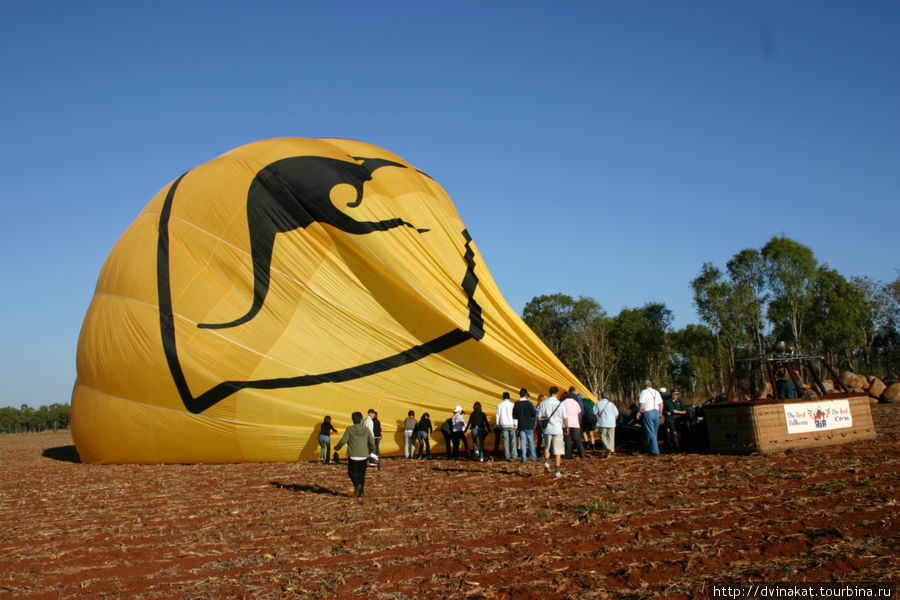 А затем самое забавное, всех кто летал попросили дружно сворачивать этот шар. Палм-Коув, Австралия