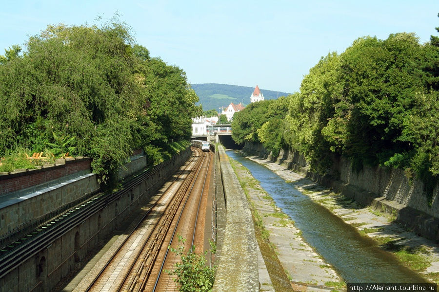 Метро на станцию Шёнбрунн подходит по ветке, которая выходит из тоннеля наружу  и идет вдоль канала Вена, Австрия
