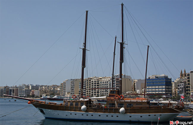 Один из экскурсионных кораблей Слима, Мальта