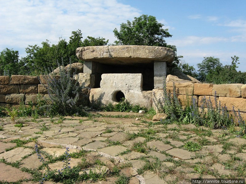 Дольмен Лунный. Геленджик, Россия