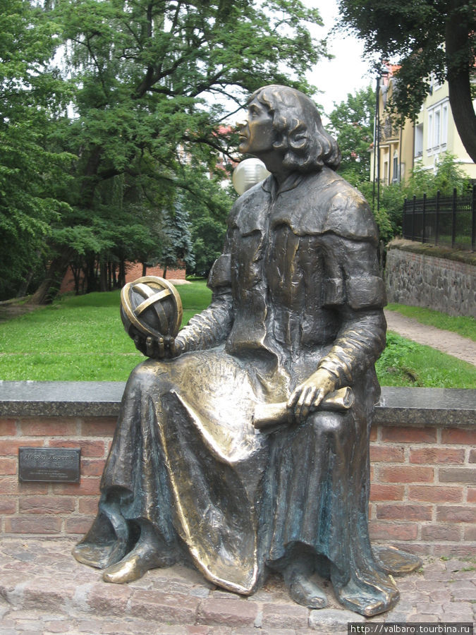 Памятник Копернику. Великий астроном задумчиво смотрит на Замок. Ольштын, Польша