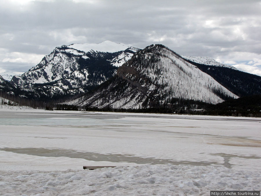 В мае озеро покрыто льдом Национальный парк Гранд Тетон, CША