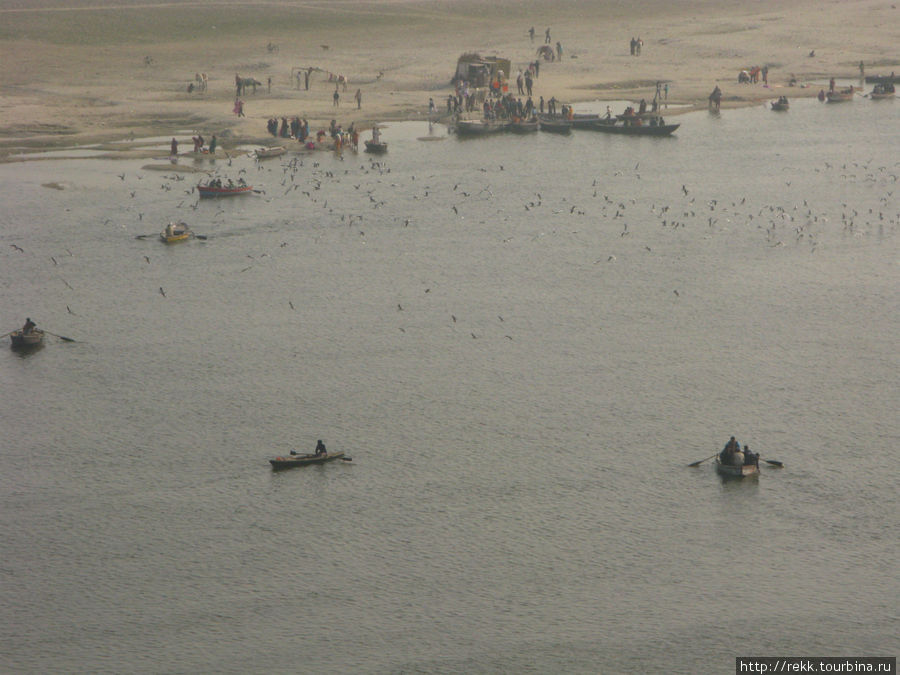 На противоположном берегу Ганга тоже происходит какое-то движение Варанаси, Индия