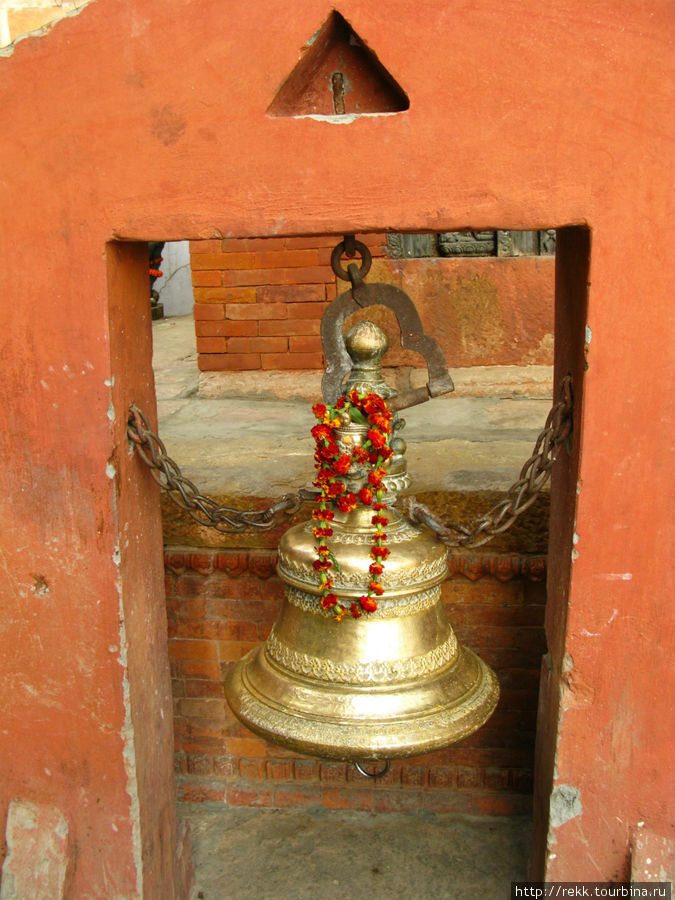 Когда, при входе в индуисткий храм, Вы звоните в колокол и, тем самым, сообщаете ему о своем приходе и обращаете на себя его внимание Варанаси, Индия