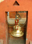 Когда, при входе в индуисткий храм, Вы звоните в колокол и, тем самым, сообщаете ему о своем приходе и обращаете на себя его внимание