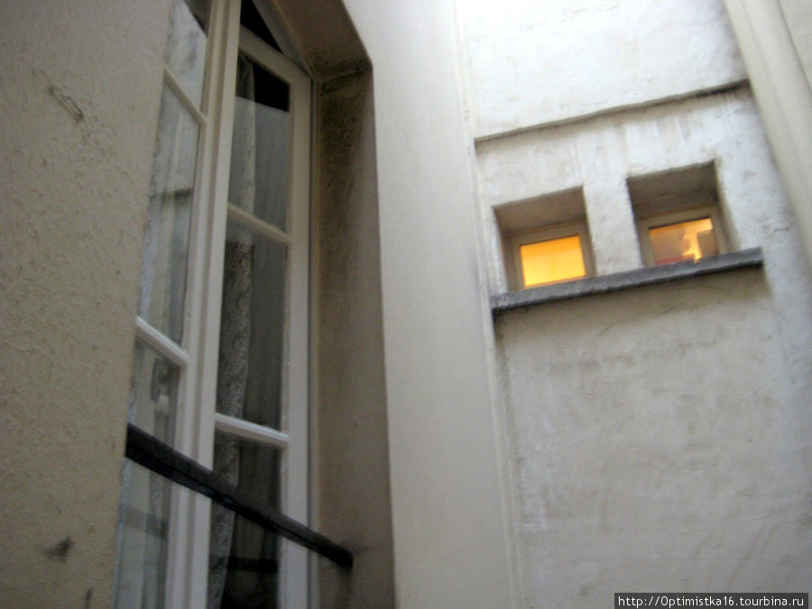 Окна некоторых номеров смотрят не на улицу, а в колодец Париж, Франция