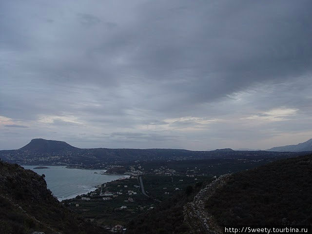 вид с крепости Аптера вниз на море и дорогу (между Ретимно и Ханией) Остров Крит, Греция