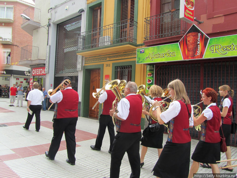 Утро, около 10.00 этот оркестр ходил по городу и играл бодренькую музычку;) Калелья, Испания