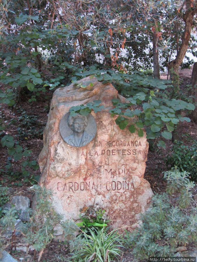 А вот и чудесный парк, вход в парк отмечен вот таким вот мемориальным камнем. Калелья, Испания