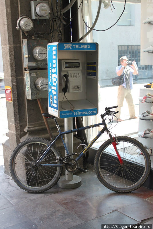 Парковка велосипеда у телефона Мексика