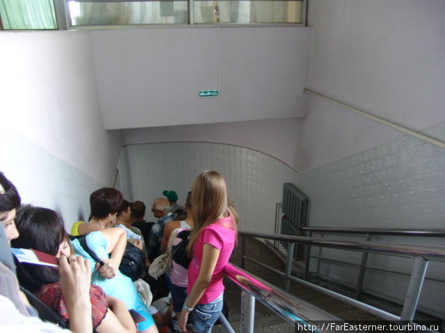 Очереди стоят даже на лестницах Благовещенск, Россия