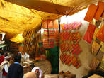Мы попали на рынок товаров для церемоний в храмах. Каждому божеству (их в индуизме около 700 000) полагается своё подношение