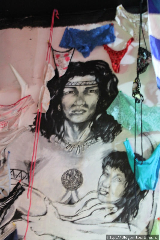 Художнику за красивые рисунки дамы оставили свои личные вещи Мексика