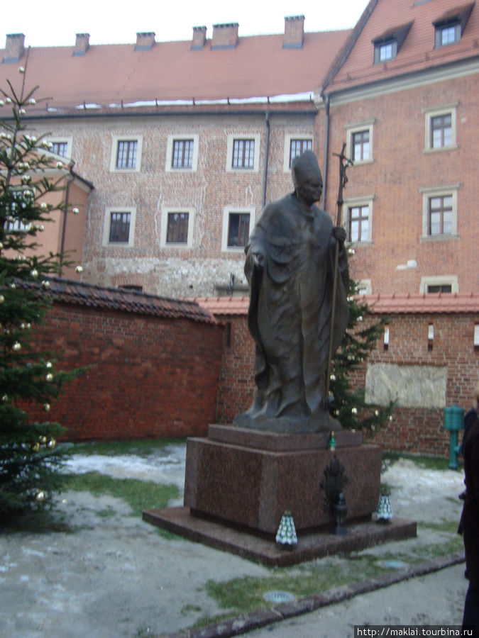 Краков. Скульптура Иоанна Павла Второго. Краков, Польша