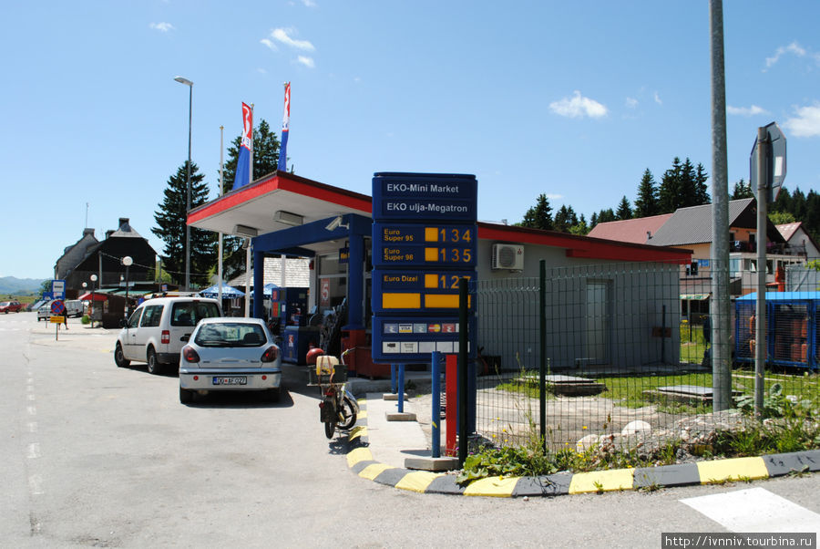 автозаправка а за ней автостанция Жабляк, Черногория