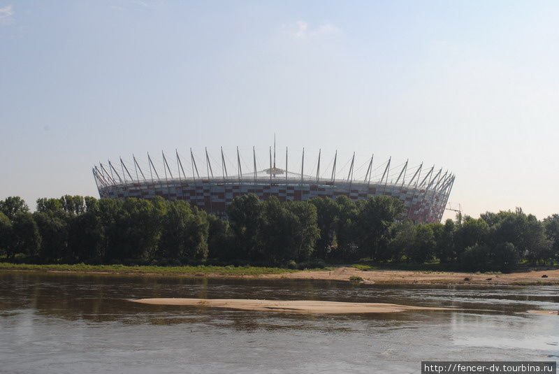 Отличный вид на стадион открывается с набережной Вислы Варшава, Польша