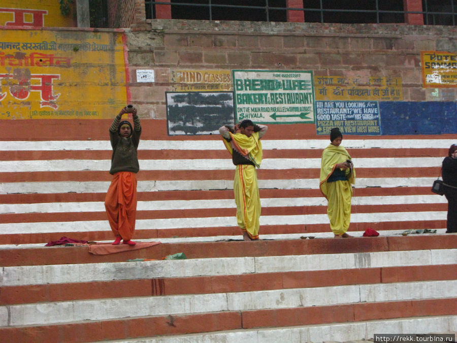 Ученики школы йоги при монастыре Варанаси, Индия