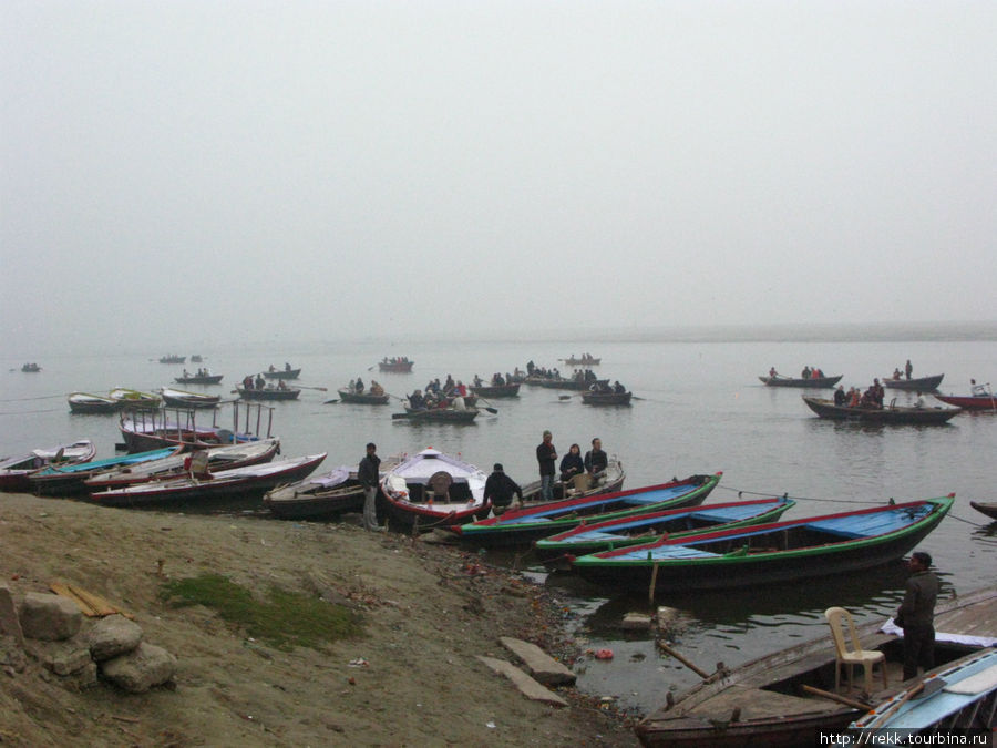 Флотилия туристов, несмортя на ранний час и холод, так же как и мы хочет осмотреть гаты Варанаси, Индия