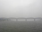 Гаты заканчиваются у железнодорожного моста через Ганг