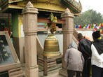 В храме можно ознакомиться с деяниями Будды и его историей