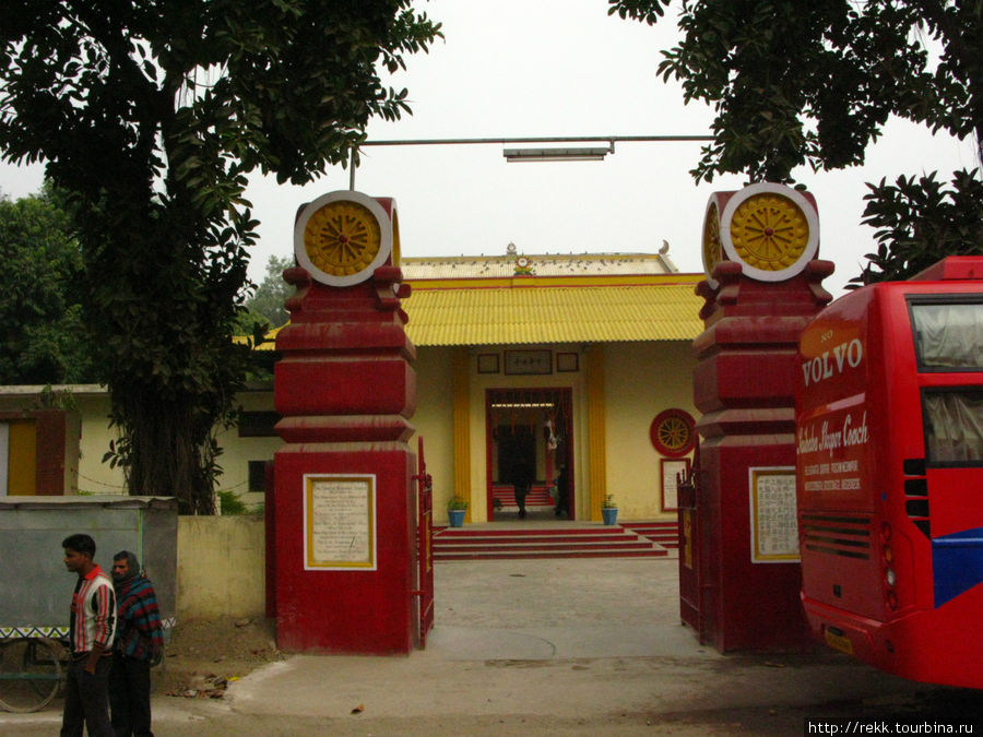 Рядом — китайский буддисткий храм, построенный богатым китайцем в 1939 году Варанаси, Индия