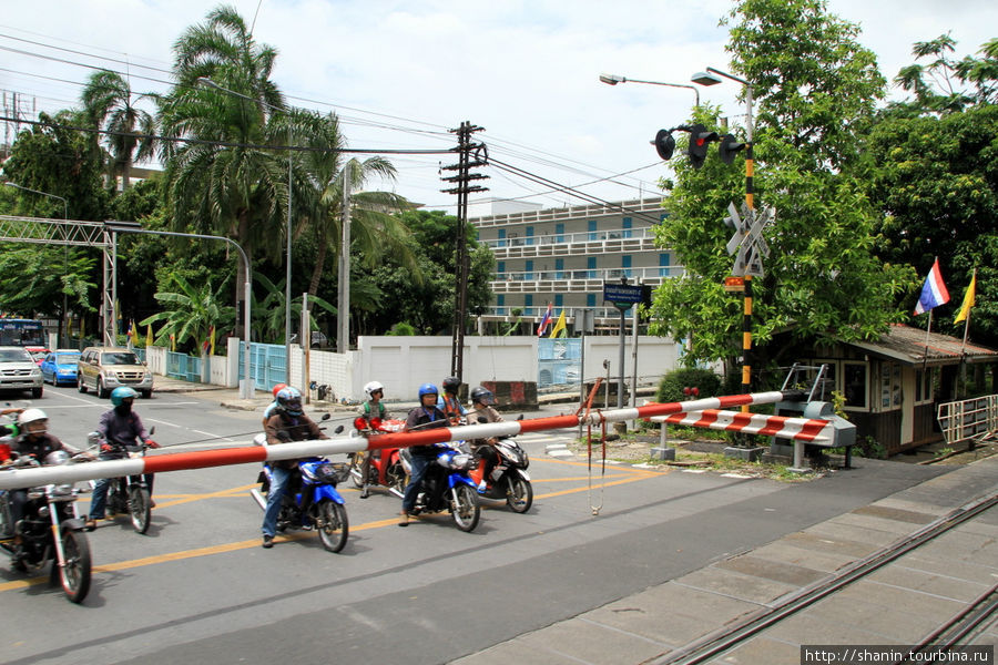 Мотоциклисты ждут открытия переезда Аюттхая, Таиланд