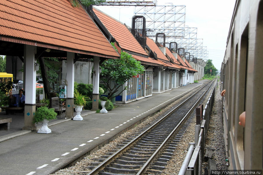 Поезд проходит мимо станции Аюттхая, Таиланд