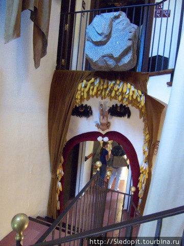 Дом-театр-музей Сальвадора Дали в Фигерас.Вход на 3 этаже. Фигерас, Испания