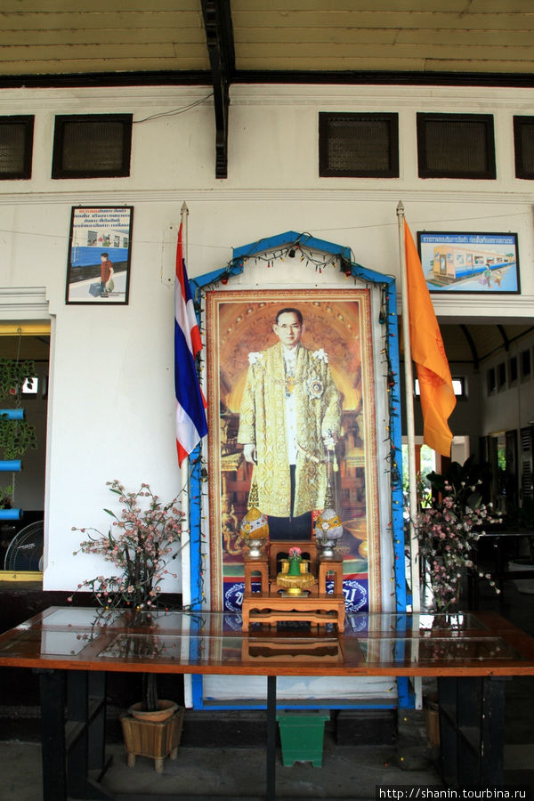 Портрет короля на станции Аюттхая Аюттхая, Таиланд