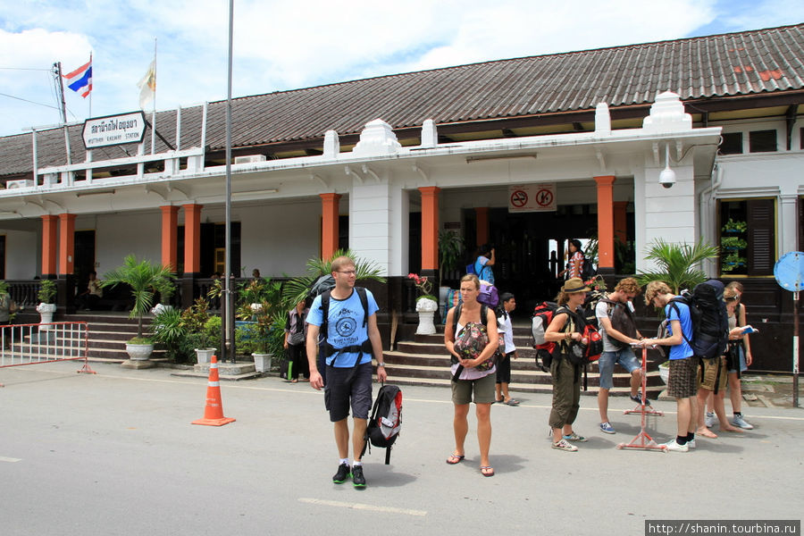 Туристы выходят из станции в город Аюттхая, Таиланд