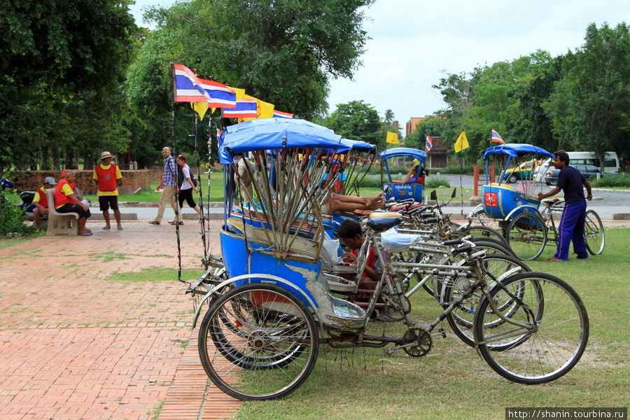 Стоянка велорикшей у Вата Пхра Рам в Аюттхае Аюттхая, Таиланд