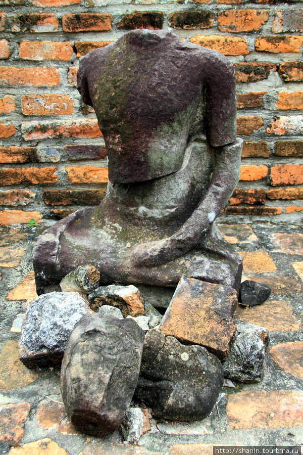 Статуя Будды на территории Вата Пхра Рам в Аюттхае Аюттхая, Таиланд