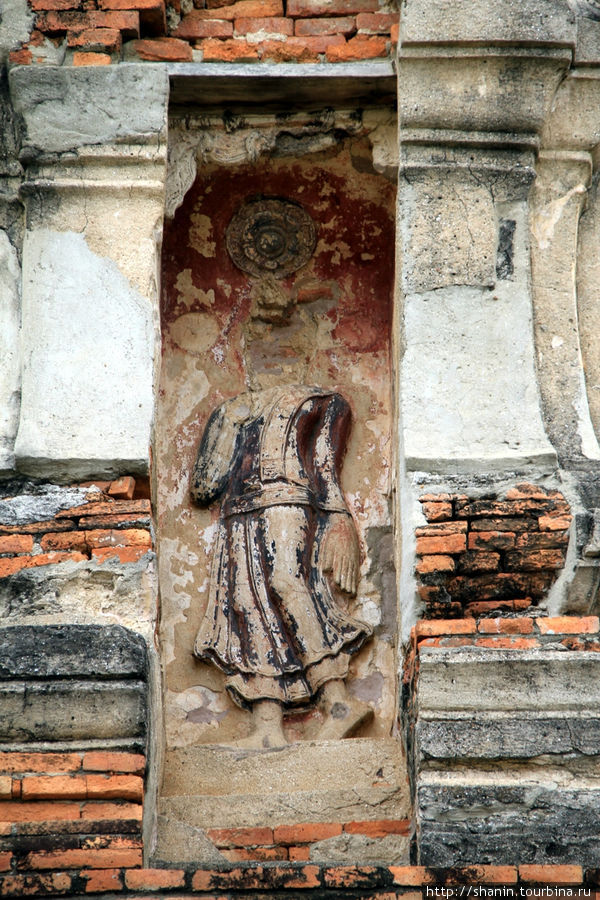 Статуя идущего Будды на боковой стене пранга на территории Вата Пхра Рам в Аюттхае Аюттхая, Таиланд