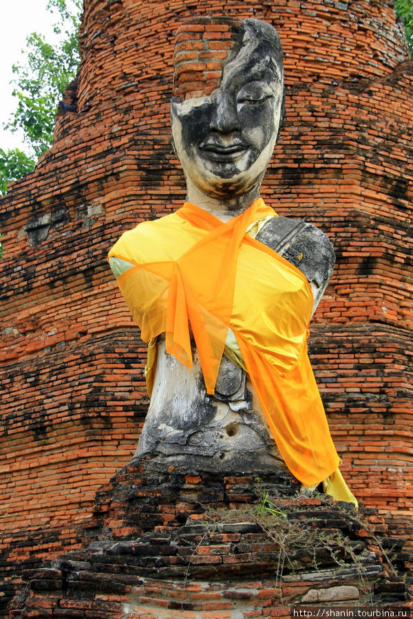 Будда в желтой робе в храме Ват Сувандавас в Аюттхае Аюттхая, Таиланд