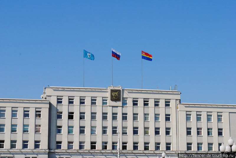 Флаги России, города и области на здании мэрии Калининград, Россия
