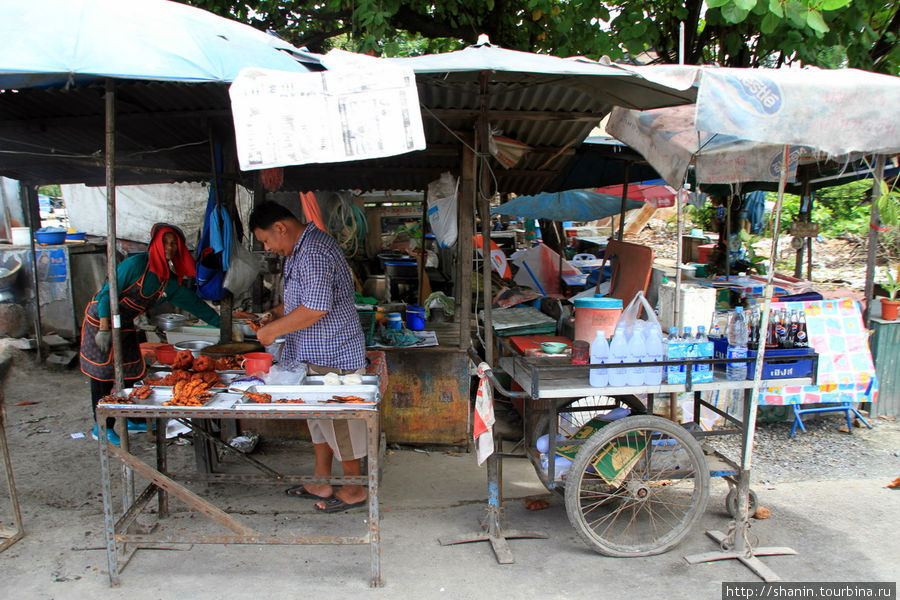Уличные кухни — по пути от вокзала к паромной пристани Аюттхая, Таиланд
