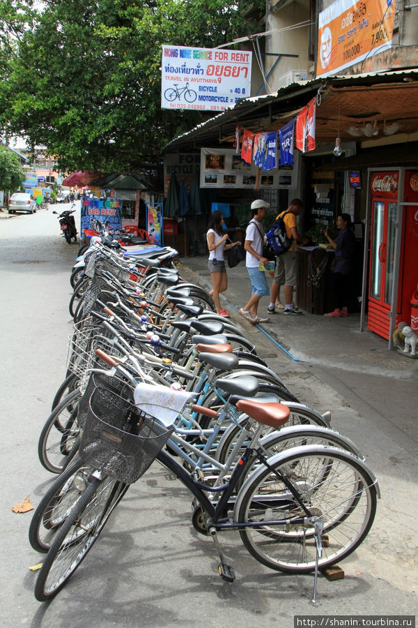 Велосипеды напрокат — по пути от вокзала к паромной пристани Аюттхая, Таиланд