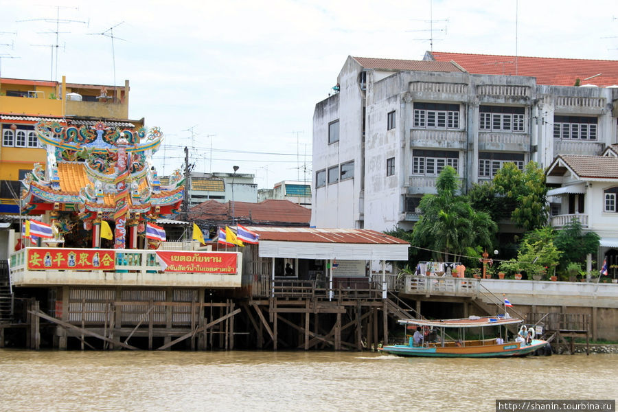 Храм у паромной пристани — уже в Старом городе Аюттхая, Таиланд