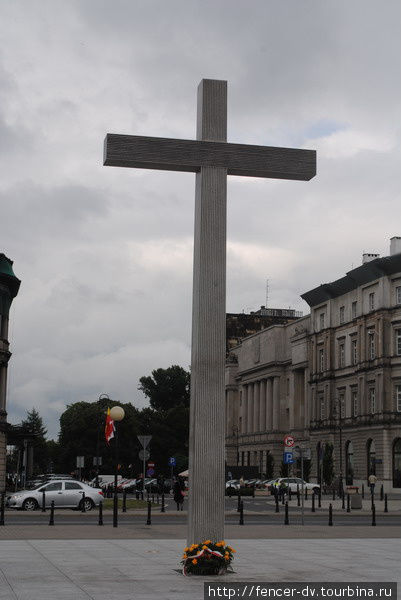 На другом конце площади еще один военный мемориал Варшава, Польша